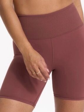 Vuori High-Waist Ribbed Waistband Bike Shorts - Mauve/ dusty rose. Women’s med